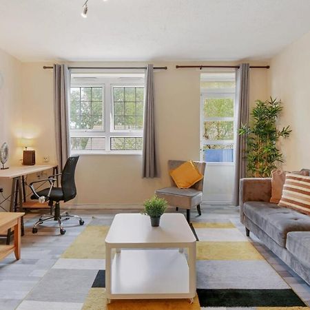 The Serene 2-Bedroom Flat W Free Street Parking Sutton  Dış mekan fotoğraf