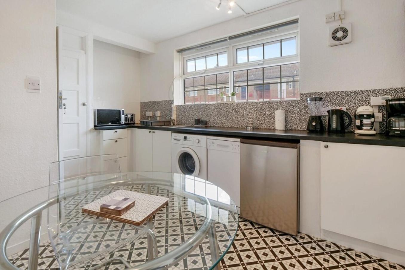 The Serene 2-Bedroom Flat W Free Street Parking Sutton  Dış mekan fotoğraf